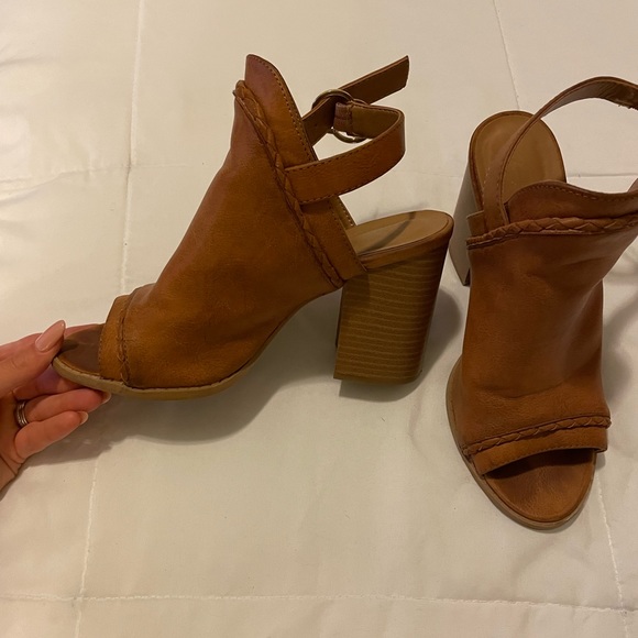 Chunky heel sandal - Picture 3 of 3